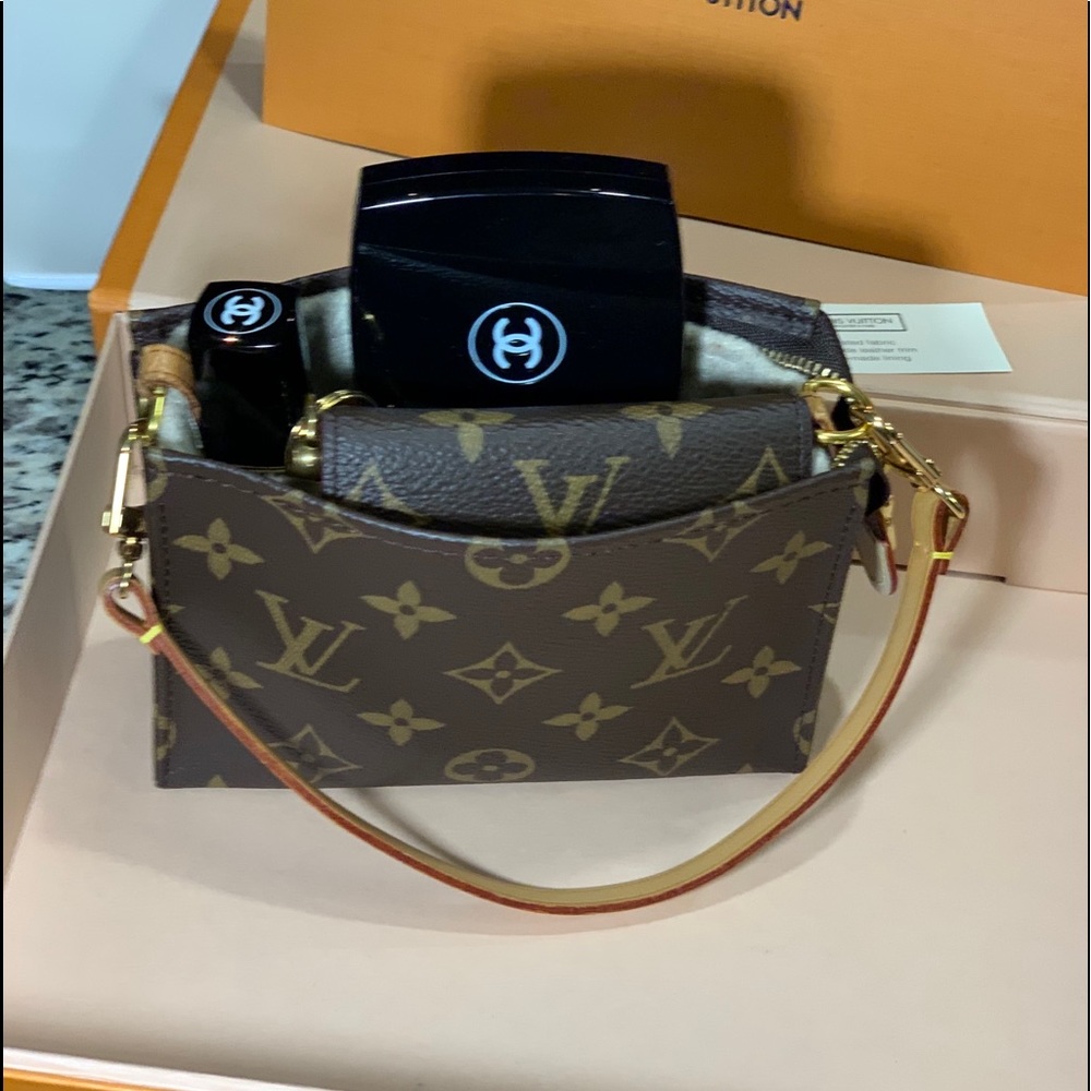 Sold Louis Vuitton Toiletry 15 - Picture 8 of 16